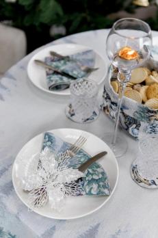 Новорічна кругла гобеленова скатертина Казкові гноми