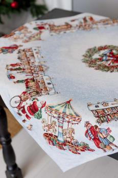 Новорічна гобеленова скатертина Carousel