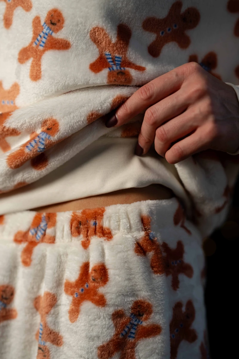 Піжамний костюм із теплого велсофту з новорічним принтом пряник Gingerbread