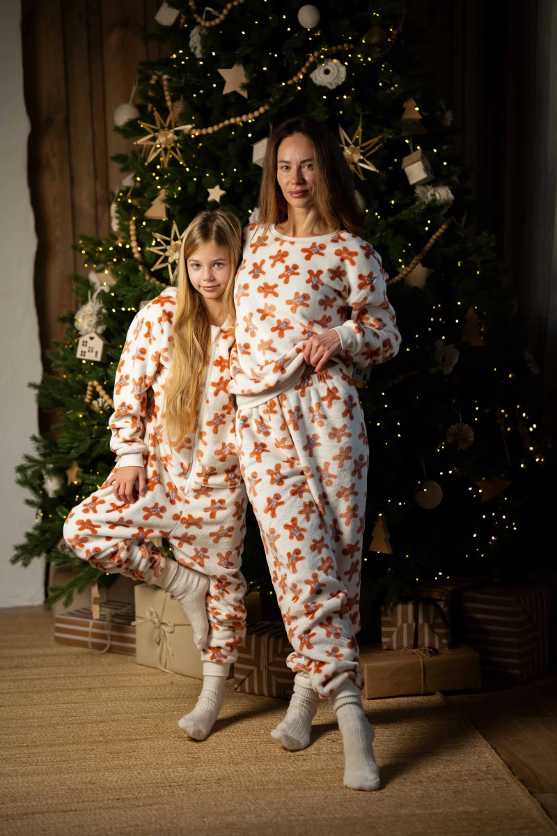 Піжамний костюм із теплого велсофту з новорічним принтом пряник Gingerbread