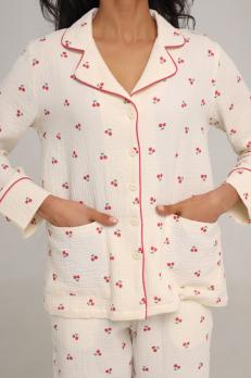 Піжамний костюм з мусліну з вишеньками та бордовим кантом