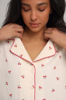 Піжамний костюм з мусліну з вишеньками та бордовим кантом