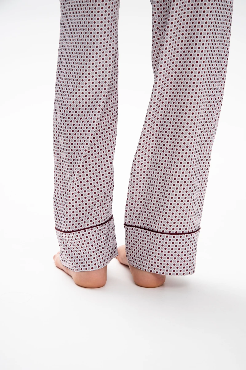 Піжамний шовковий костюм з кантом, жакет з коротким рукавом і штани.