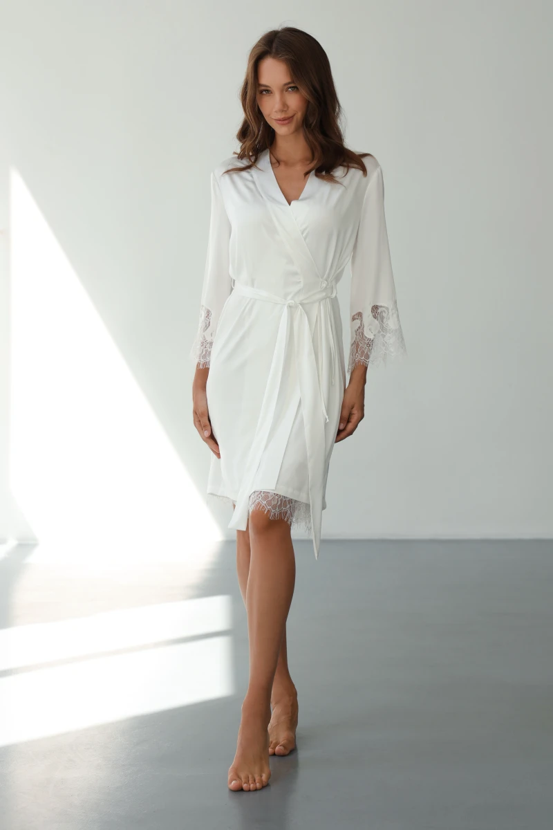 Білий жіночий шовковий комплект халат і сорочка з мереживом